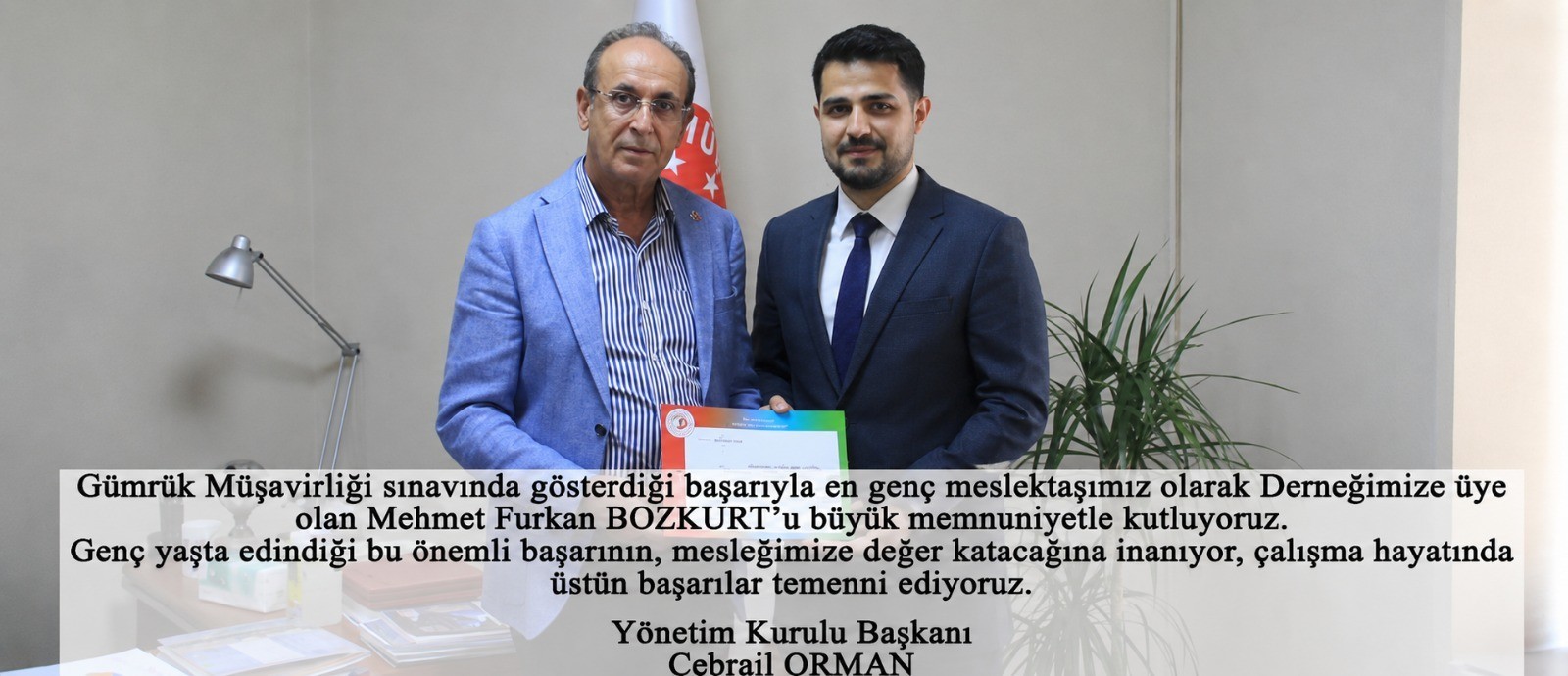 Mehmet Furkan Bozkurt, Gümrük Müşavirleri Derneği'nden başarı belgesini alırken